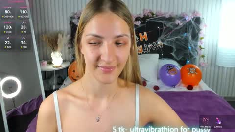 Snapshot of luna_vibee chatting on 10-22-25, 11:32 Luna online show from 10-22-25, 11:32