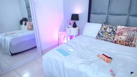 Snapshot of lunaa_moonn chatting on 09-22-25, 12:29 lunaa_moonn online show from 09-22-25, 12:29