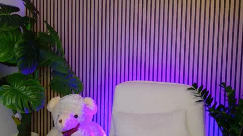 Snapshot of lunabex chatting on 10-18-25, 11:33 LunaBex online show from 10-18-25, 11:33