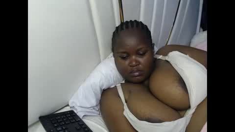 lunabloom01 online show from 10-01-25, 03:07