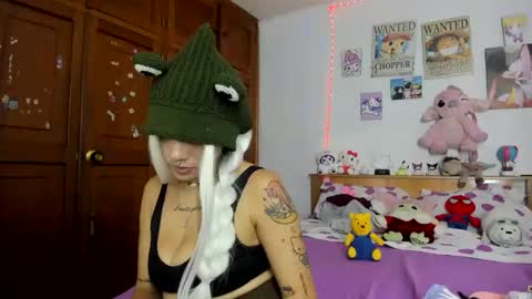 lunacristal_moon online show from 10-12-25, 05:17