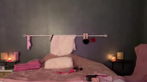 Luna hadiid    online show from 10-24-25, 08:00