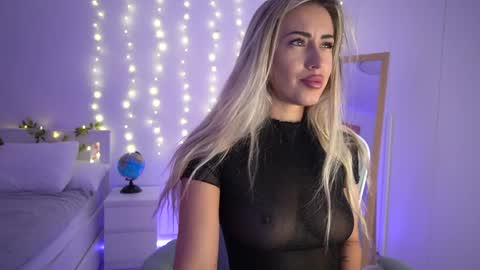 Snapshot of lunaink_ chatting on 12-11-24, 05:53 Laura online show from 12-11-24, 05:53