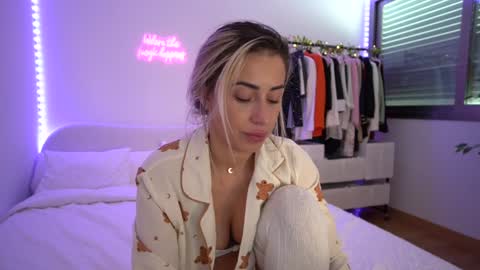 Snapshot of lunaink_ chatting on 01-15-25, 11:43 Laura online show from 01-15-25, 11:43