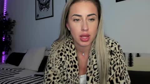 Snapshot of lunaink_ chatting on 02-05-25, 10:33 Laura online show from 02-05-25, 10:33