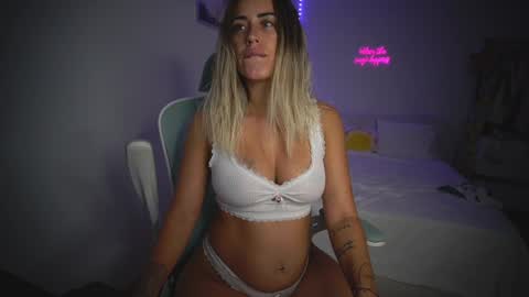 Snapshot of lunaink_ chatting on 10-23-25, 10:08 Laura online show from 10-23-25, 10:08