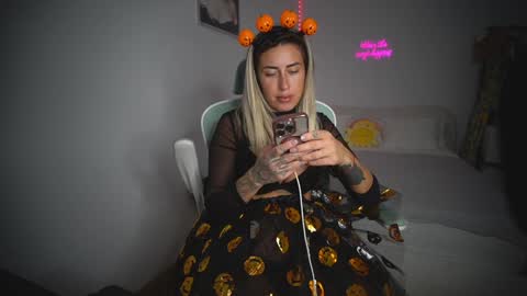 Snapshot of lunaink_ chatting on 10-31-25, 10:27 Laura online show from 10-31-25, 10:27