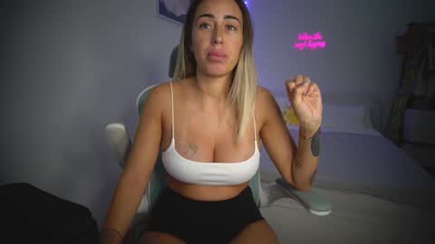 Snapshot of lunaink_ chatting on 11-04-25, 10:36 Laura online show from 11-04-25, 10:36