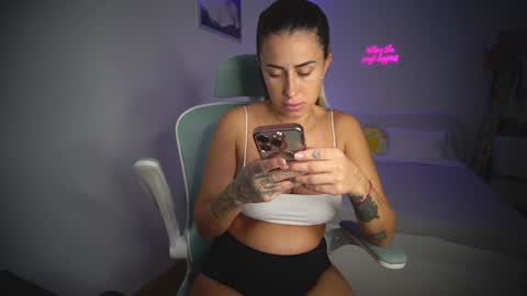 Snapshot of lunaink_ chatting on 11-14-25, 11:53 Laura online show from 11-14-25, 11:53