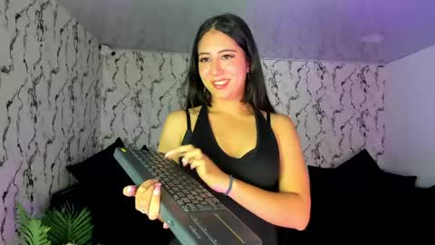 Snapshot of lunaliaa_ chatting on 05-15-26, 05:25 Lunalia online show from 05-15-26, 05:25