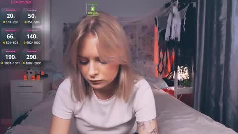 Snapshot of lunaluxyx chatting on 10-16-25, 03:46 Luna online show from 10-16-25, 03:46