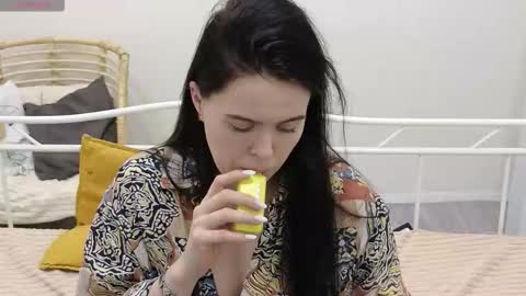 Snapshot of lunamirana chatting on 12-15-25, 01:26 Mirana online show from 12-15-25, 01:26