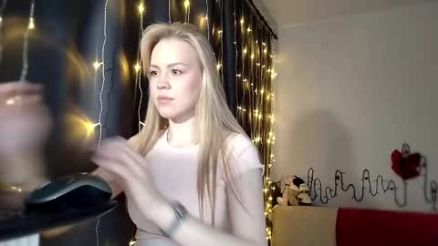 Snapshot of lunapeony chatting on 12-04-25, 06:23 lunapeony online show from 12-04-25, 06:23