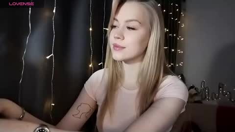 lunapeony online show from 12-17-25, 05:57