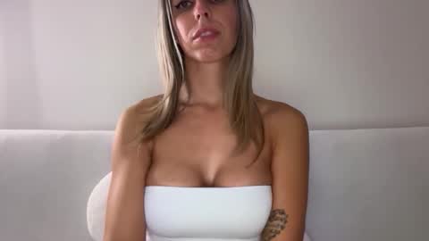 lunarose16 online show from 10-17-25, 10:01