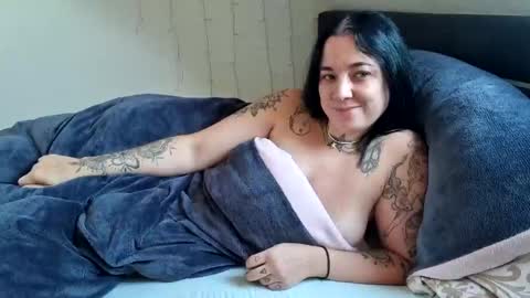 Snapshot of lunaticminx chatting on 12-16-24, 11:33 Luna powered by bitch dust online show from 12-16-24, 11:33