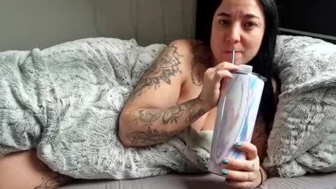 Snapshot of lunaticminx chatting on 01-28-25, 12:11 Luna powered by bitch dust online show from 01-28-25, 12:11