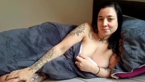 Snapshot of lunaticminx chatting on 02-10-25, 02:48 Luna powered by bitch dust online show from 02-10-25, 02:48