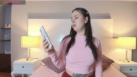 Snapshot of lunavelvet15 chatting on 09-16-25, 12:17  LUNA online show from 09-16-25, 12:17