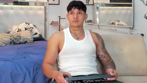 Snapshot of lunay_xtreemboy chatting on 12-16-25, 01:32 Lunay online show from 12-16-25, 01:32