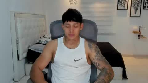 Snapshot of lunay_xtreemboy chatting on 05-10-26, 12:27 Lunay online show from 05-10-26, 12:27