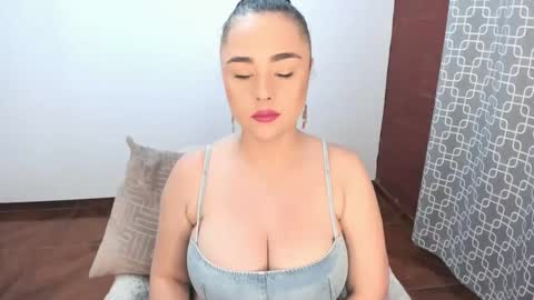 Snapshot of luscious86 chatting on 12-22-25, 10:07 PAULINA online show from 12-22-25, 10:07