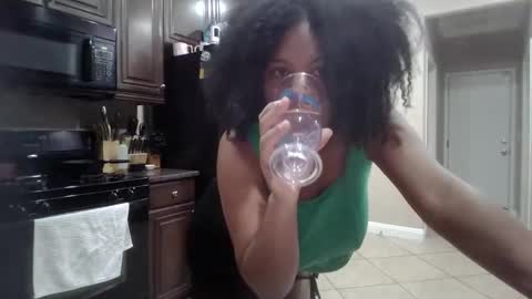 Snapshot of lusciouskoko chatting on 09-10-25, 09:42 Luscious Koko online show from 09-10-25, 09:42