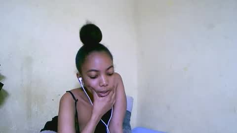Snapshot of lutchia chatting on 09-10-25, 12:21 lutchia online show from 09-10-25, 12:21