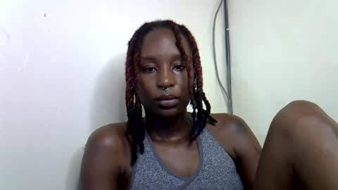 lutino_lovebirds online show from 07-16-26, 06:41