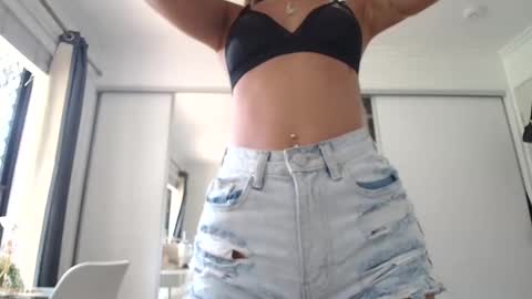 Snapshot of luvlivvyy chatting on 01-09-25, 02:33 Livvyy online show from 01-09-25, 02:33