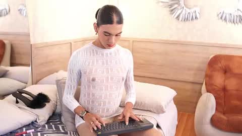 Luxa  online show from 04-25-26, 01:14