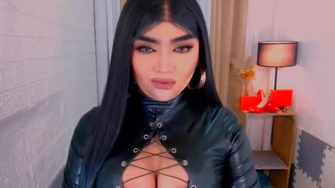 Snapshot of luxsasha chatting on 10-27-25, 08:40 Sasha Blaire online show from 10-27-25, 08:40