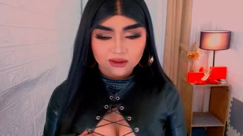 Snapshot of luxsasha chatting on 10-29-25, 10:50 Sasha Blaire online show from 10-29-25, 10:50