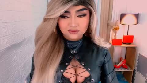 Snapshot of luxsasha chatting on 11-07-25, 02:00 Sasha Blaire online show from 11-07-25, 02:00