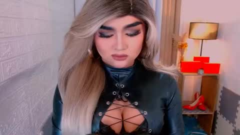 Snapshot of luxsasha chatting on 11-14-25, 08:35 Sasha Blaire online show from 11-14-25, 08:35