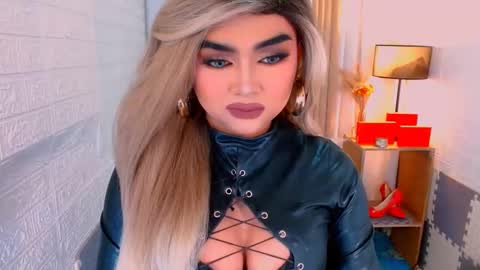 Snapshot of luxsasha chatting on 11-26-25, 10:05 Sasha Blaire online show from 11-26-25, 10:05