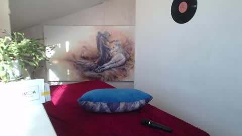 Laura online show from 09-27-25, 05:23