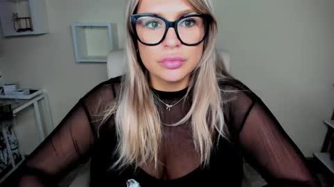 Snapshot of luxxx_diana chatting on 12-10-24, 10:06 Diana online show from 12-10-24, 10:06