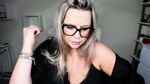 Snapshot of luxxx_diana chatting on 12-13-24, 06:53 Diana online show from 12-13-24, 06:53