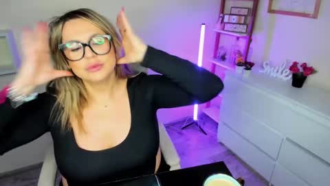 Snapshot of luxxx_diana chatting on 02-22-25, 10:18 Diana online show from 02-22-25, 10:18