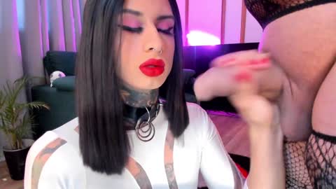 Snapshot of luxyshy chatting on 01-18-25, 06:10 Lucy and Kristhy online show from 01-18-25, 06:10