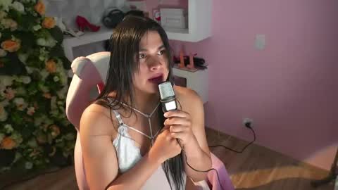 Snapshot of luz_celeste_ chatting on 05-19-26, 04:35 Luz online show from 05-19-26, 04:35