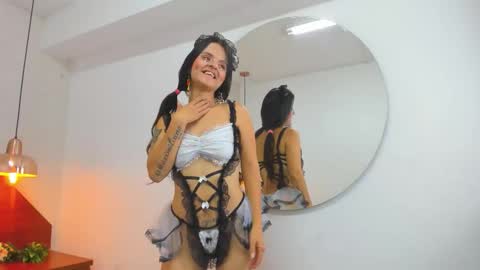 Snapshot of luz_mia1 chatting on 10-24-25, 01:51 Luz online show from 10-24-25, 01:51