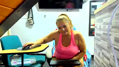 Snapshot of luzamandacastellanos chatting on 06-06-26, 04:17 ruby50 online show from 06-06-26, 04:17