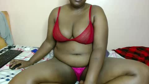 Snapshot of luzremi chatting on 05-19-26, 01:56 luzremi online show from 05-19-26, 01:56