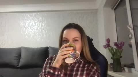 Snapshot of lyeeu25 chatting on 03-03-25, 08:00 Tina online show from 03-03-25, 08:00