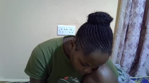 Snapshot of lyn_anna chatting on 10-13-25, 07:52 lyn_anna online show from 10-13-25, 07:52