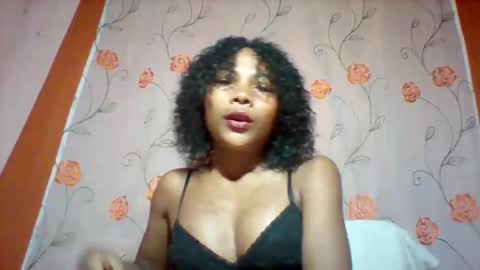 Snapshot of lyndah19 chatting on 11-30-25, 03:05 lyndah19 online show from 11-30-25, 03:05