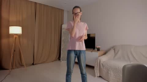 Sara online show from 10-18-25, 04:08