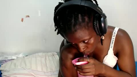 lyenne online show from 10-18-25, 03:24